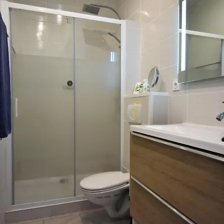 T2 Bis Renove A Centre Avec 2 Terrasses, Clim, Parking, Proche Et Gare. - Fr-1-420-84 Apartment